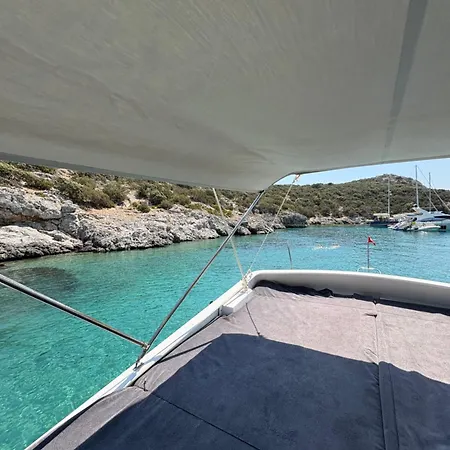 Kacamak Yachting Hotel na wodzie *