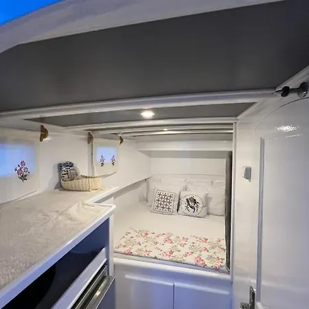 Botel Kacamak Yachting